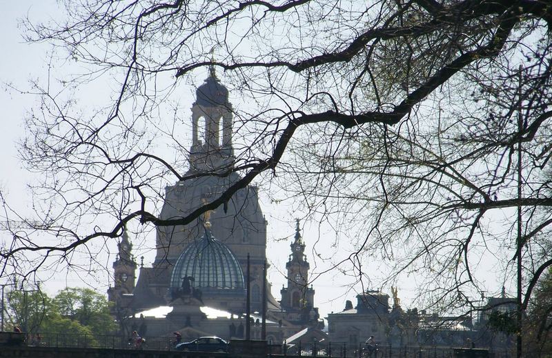 Silhouette Frauenkirche im Gegenlicht