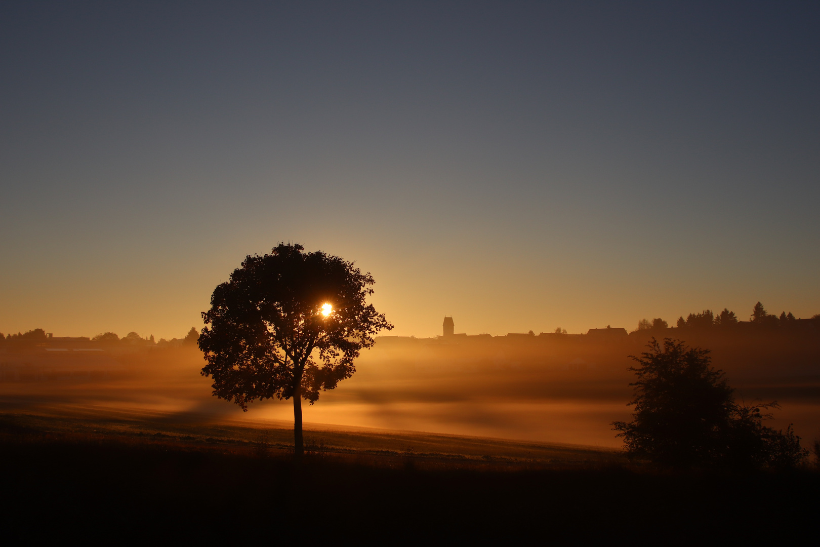 Silhouette im Sonnenaufgang