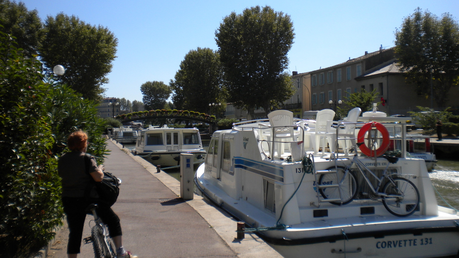 Silhouette marchant le long du canal de la Robine à Narbonne (Aude).