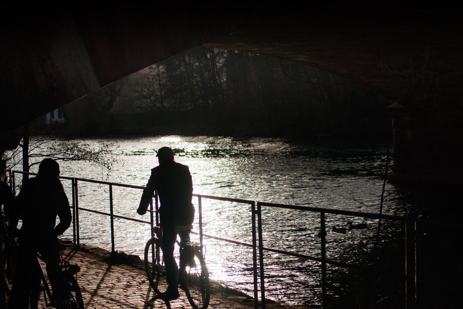 Silhouette unter der Brücke am Fluß