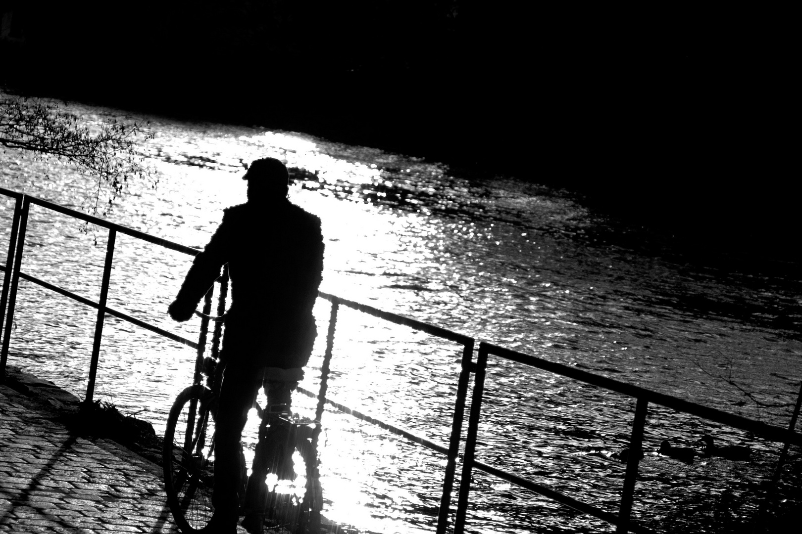 Silhouette unter der Brücke am Fluss (edit)