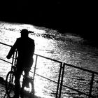 Silhouette unter der Brücke am Fluss (edit)