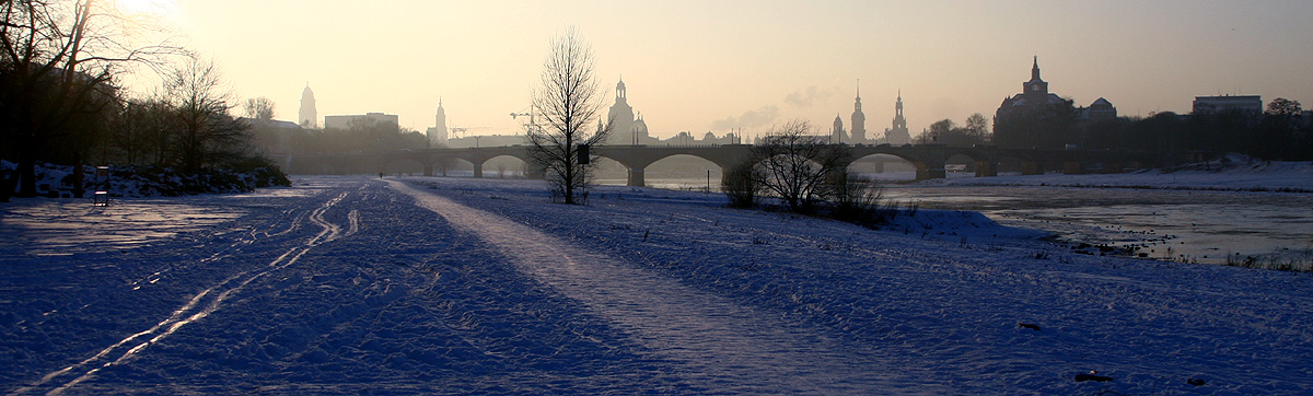 Silhouette von Dresdens Altstadt im Winter ('09)