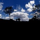 Silhouette von einem Liebespaar am Bogenberg