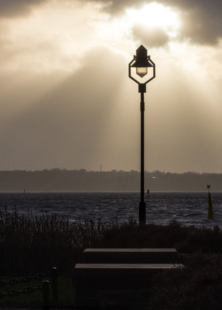 Silhouette vor dem Sturm