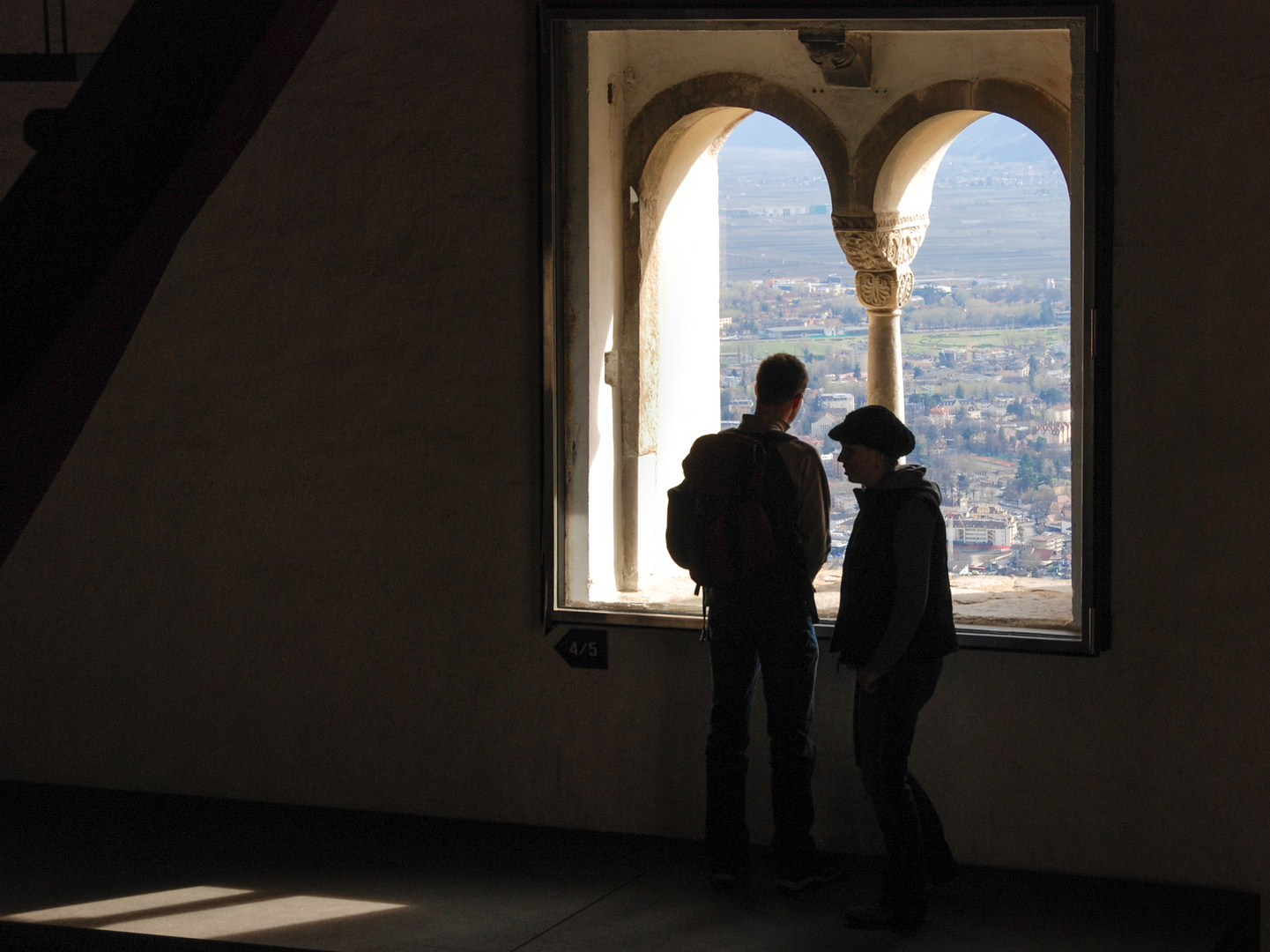 Silhouetten im Saal von Schloss Tirol 