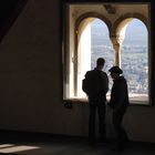 Silhouetten im Saal von Schloss Tirol 