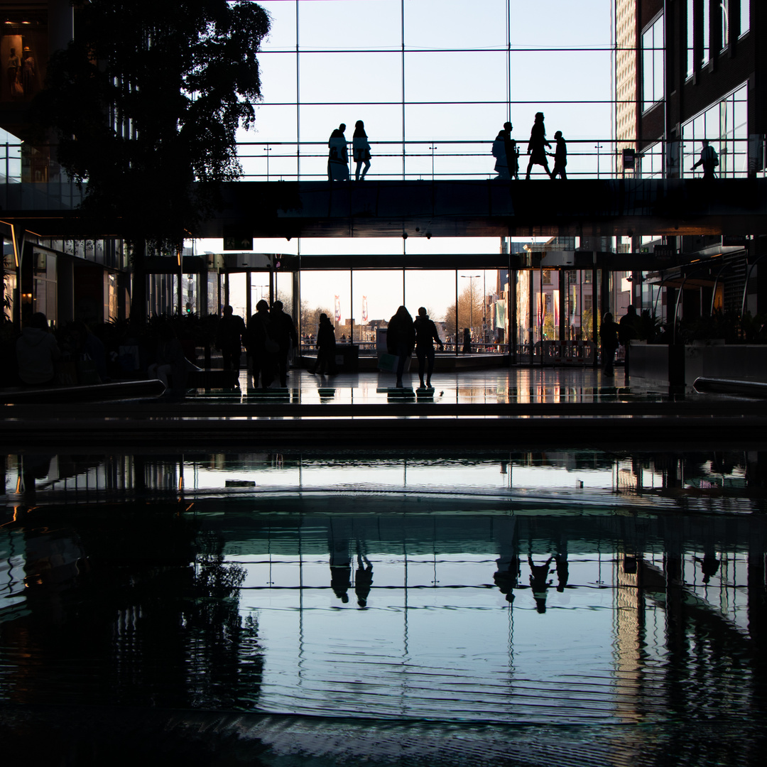 Silhouetten über Wasser