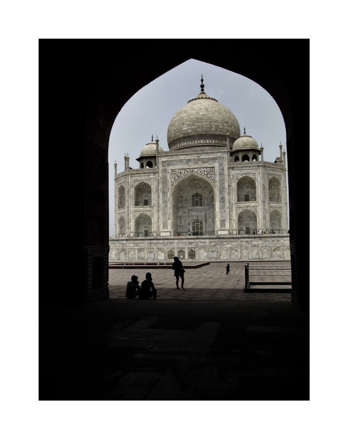 Silhouettes at Taj Mahal ...