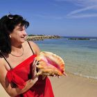 Silke hat ein Muschel gefunden - am Strand vom Breezes Grand Lido Braco