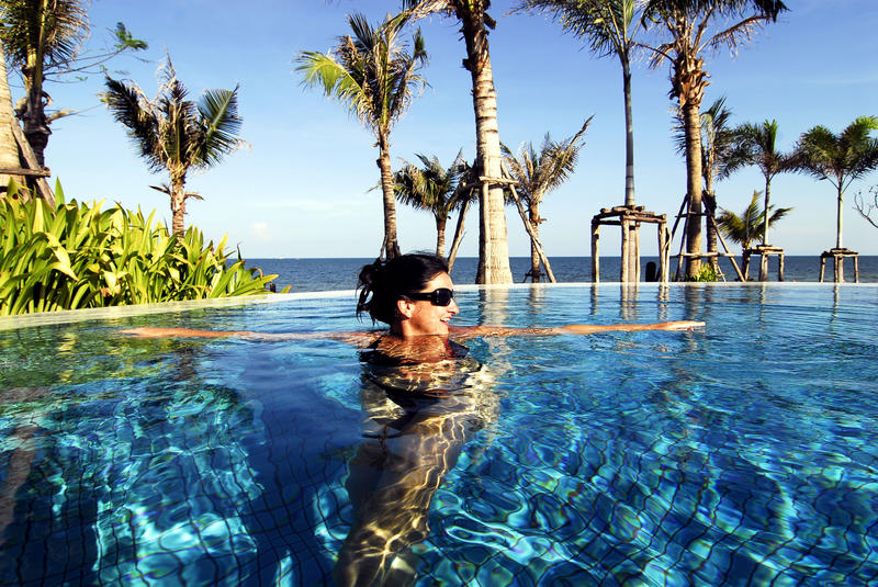 Silke im Pool von Baan Saen Ploen