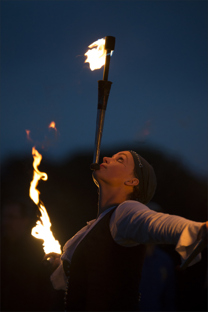 Silke spielt mit dem Feuer