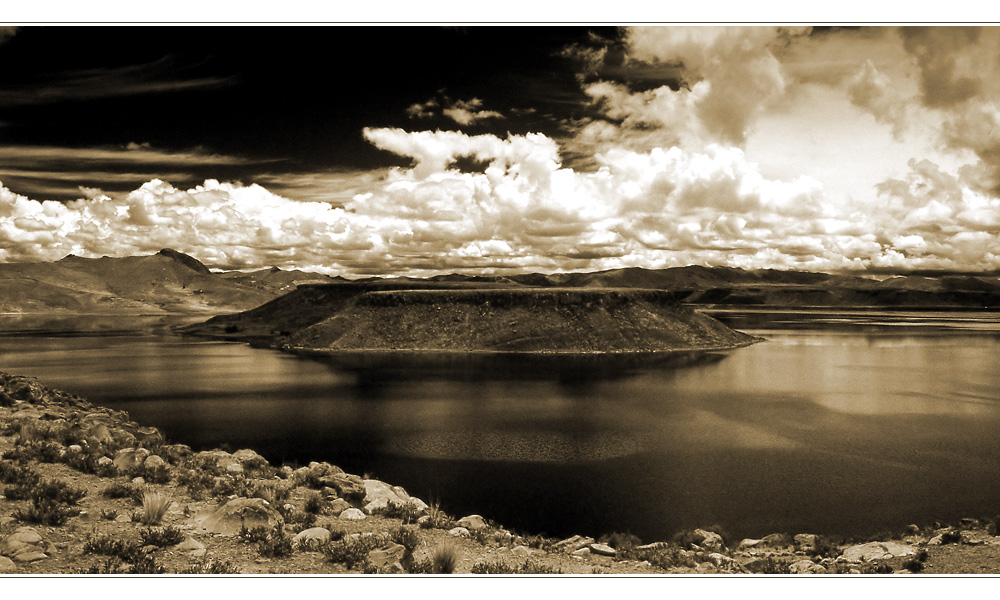 Sillustani en blanco y negro