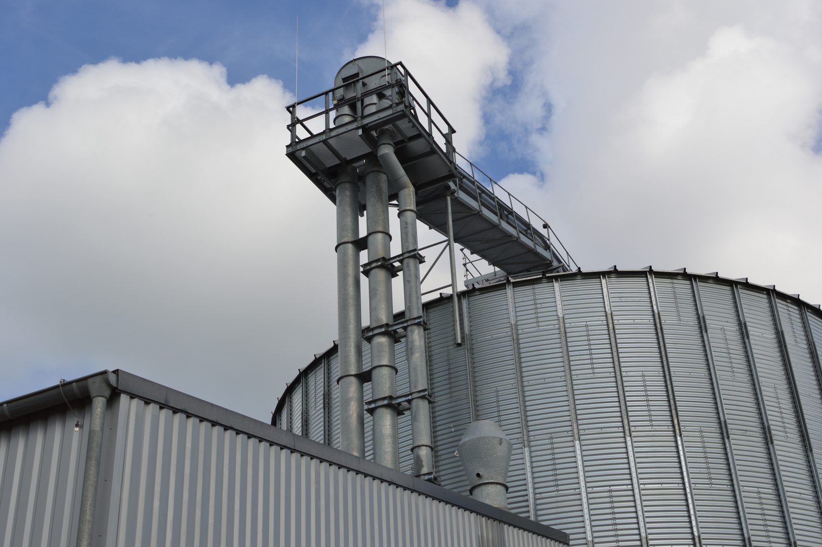 Silo am Nachmittag, angelehnt am Himmel.