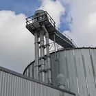 Silo am Nachmittag, angelehnt am Himmel.