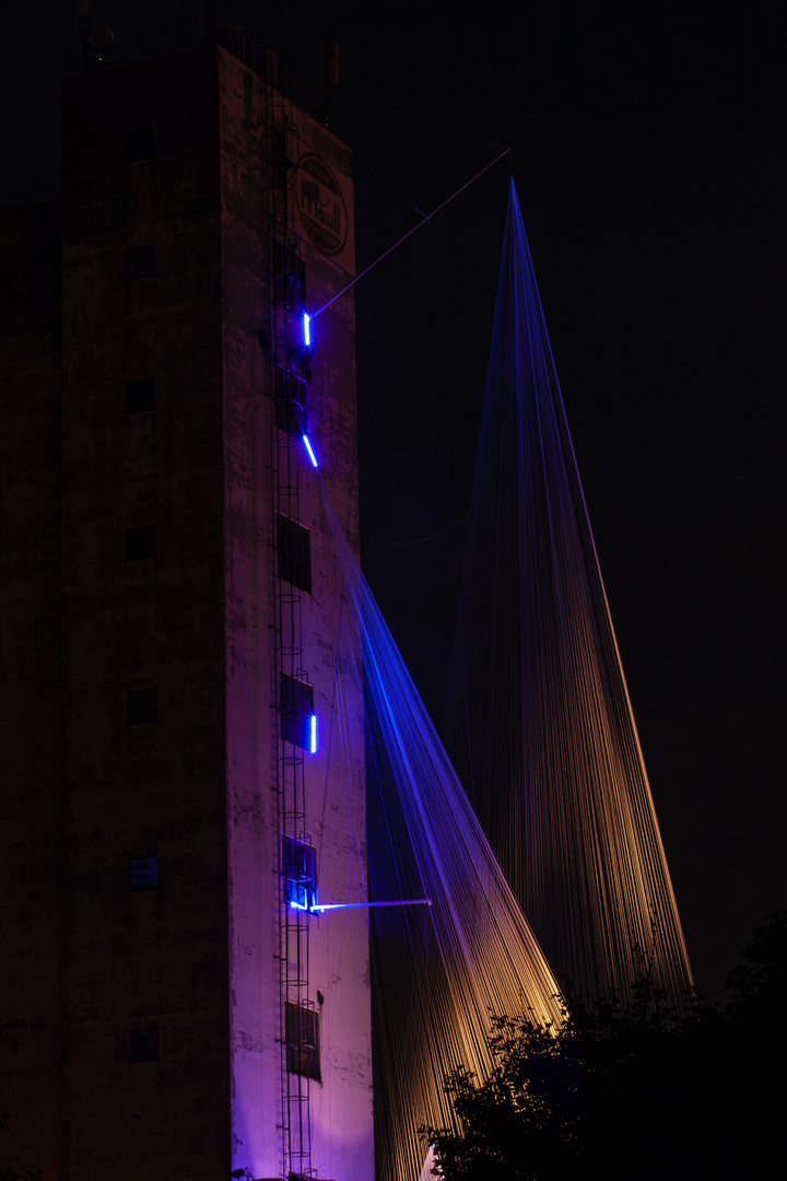 Silo bei Nacht