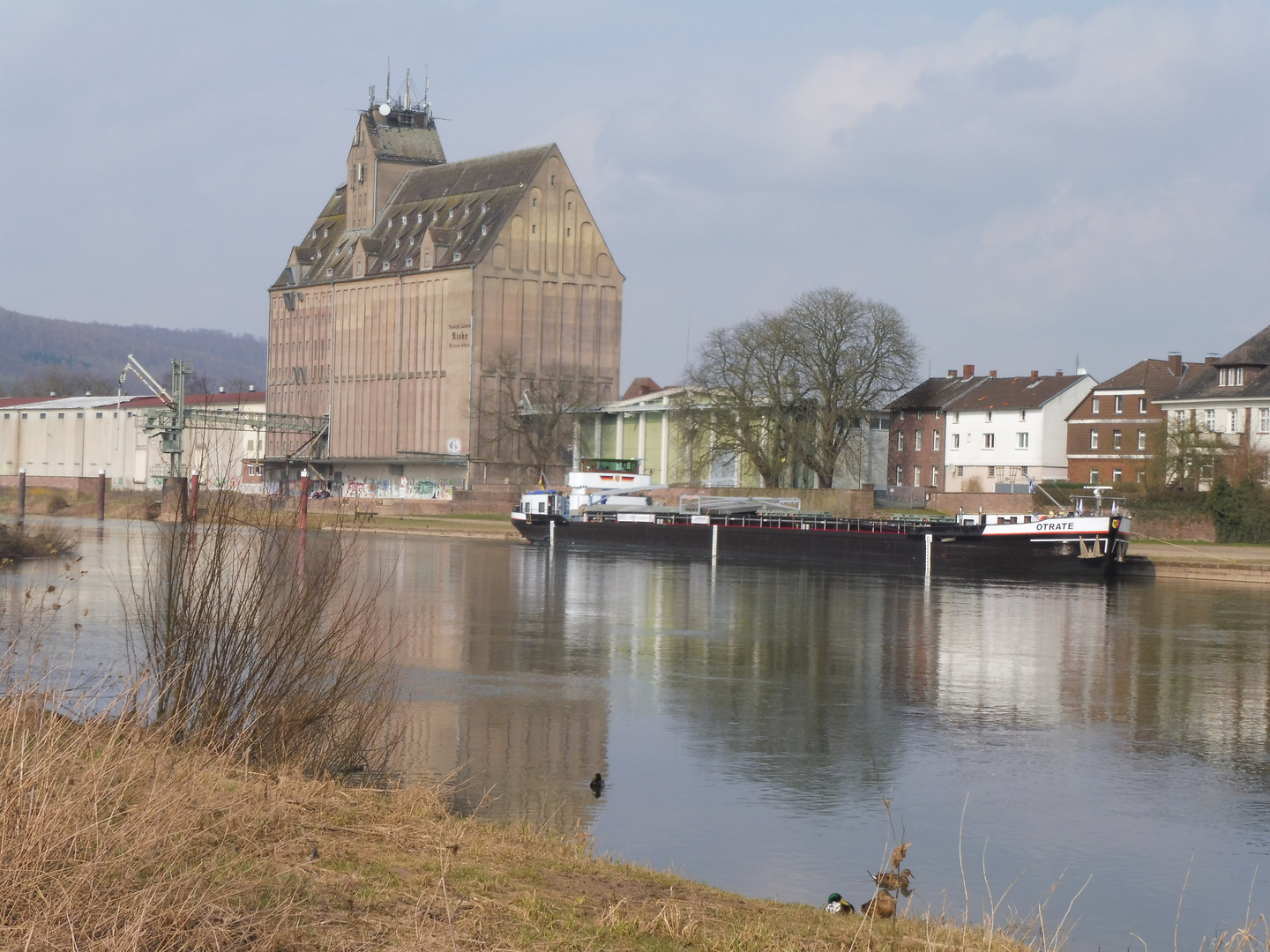 Silo Holzminden mit Frachtschiff 