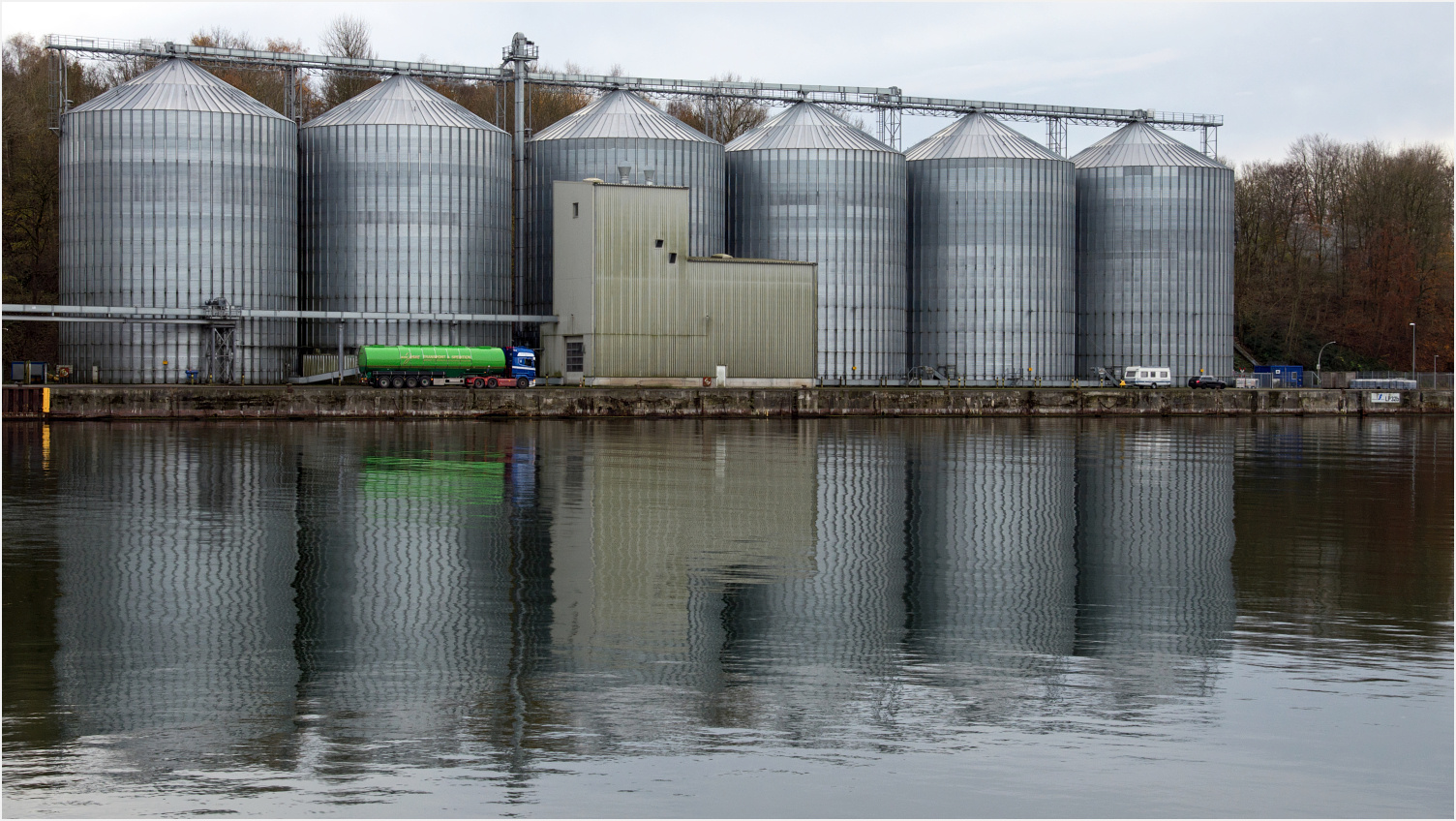 Silos am Nord-Ostsee-Kanal