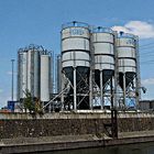 Silos im Duisburger Hafen