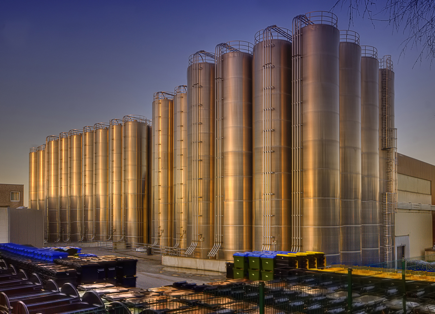 Silos in der Abendsonne