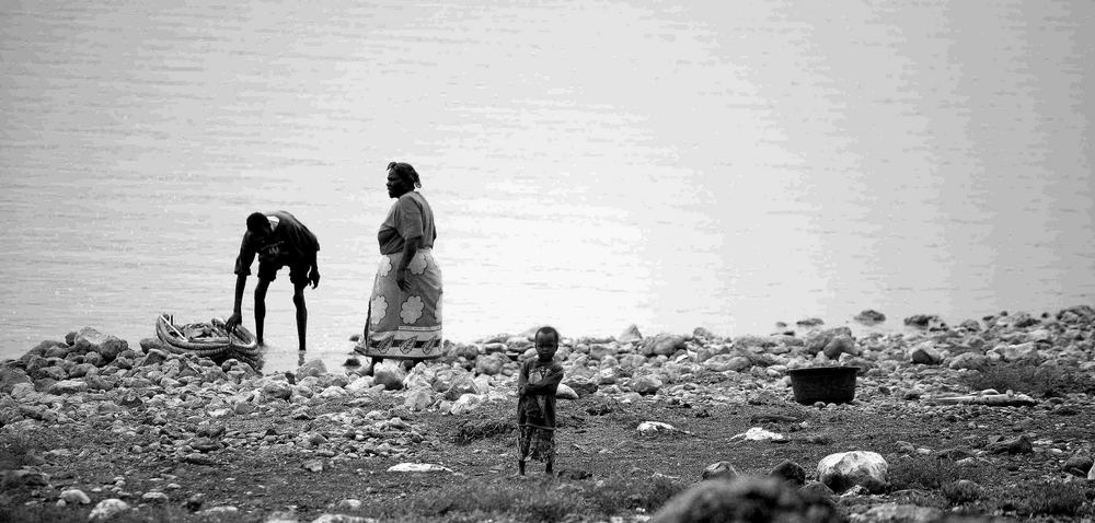 siluetas en la orilla