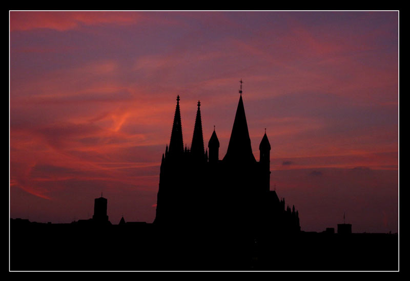 Siluette einer Metropole oder auch Köln im Abendrot