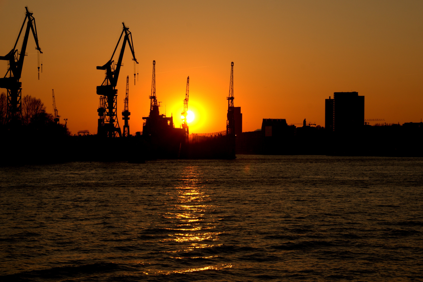 Siluette Hamburgs im Sonnenuntergang