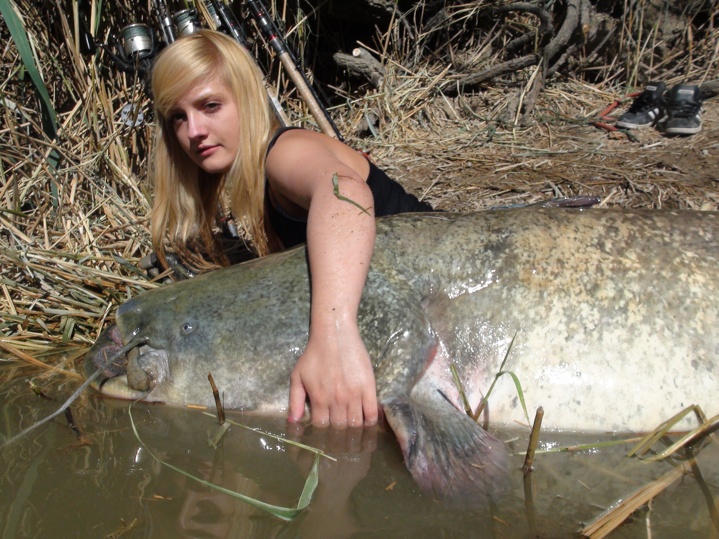 siluro y chica pescadora