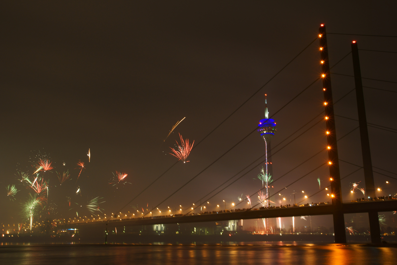 Silvester an der Rheinkniebrücke, Düsseldorf