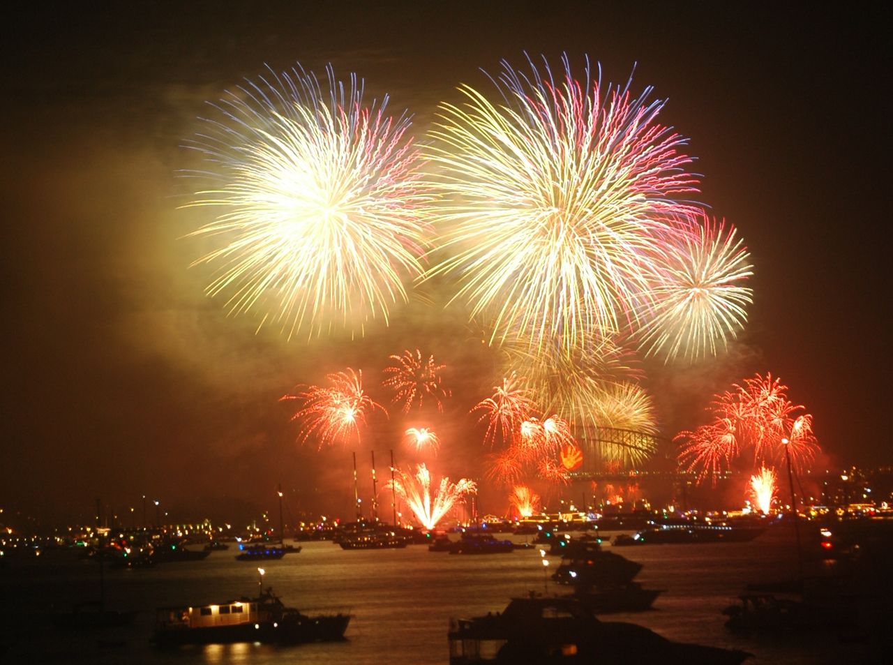 Silvesterfeuerwerk 2010/2011 über dem Hafen von Sydney