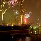 Silvesterfeuerwerk an der Rickmer Rickmers im Hamburger Hafen