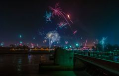 Silvesterfeuerwerk auf dem Weserwehr