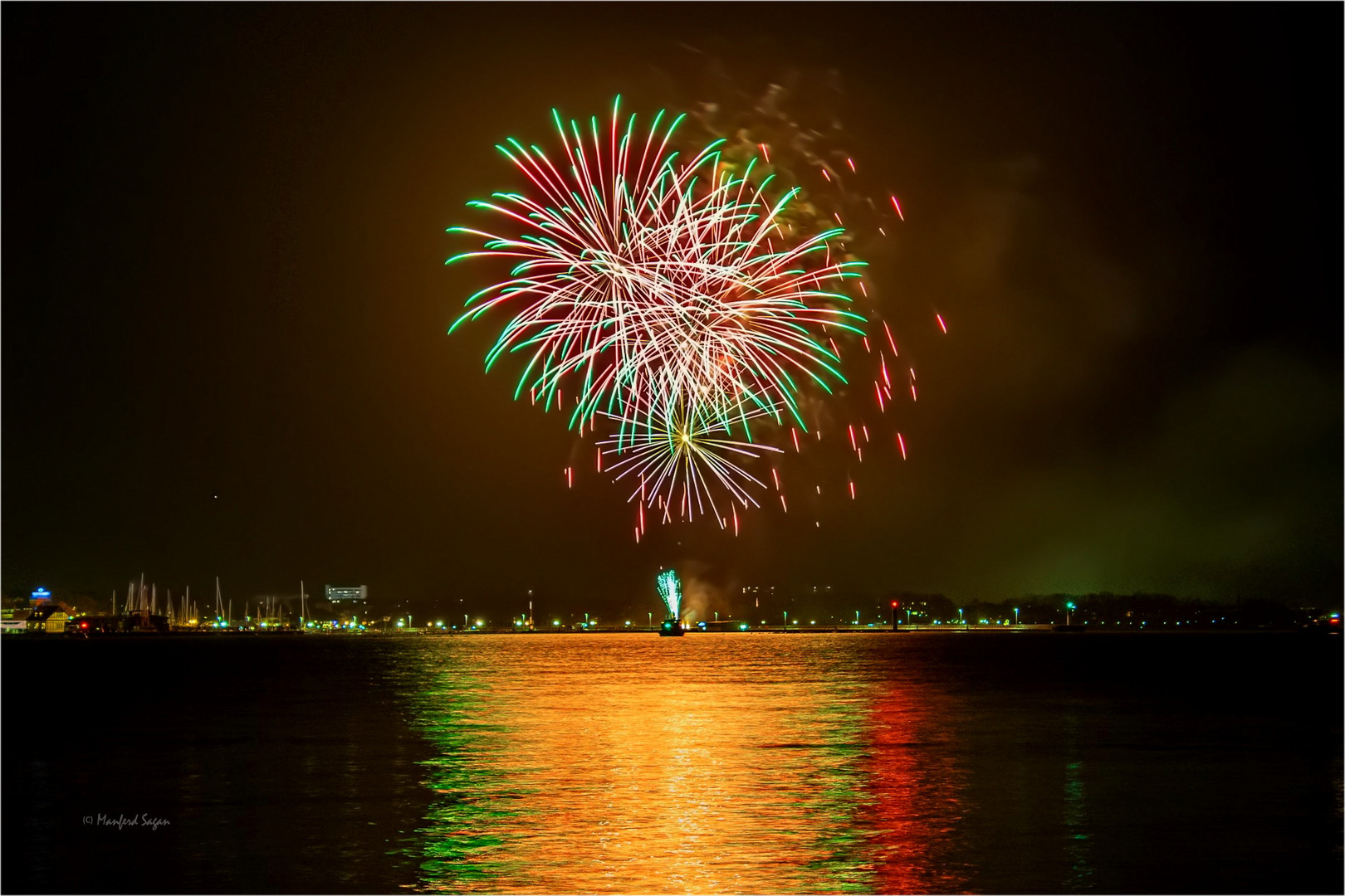 Silvesterfeuerwerk auf der Stralsunder Nordmole... 