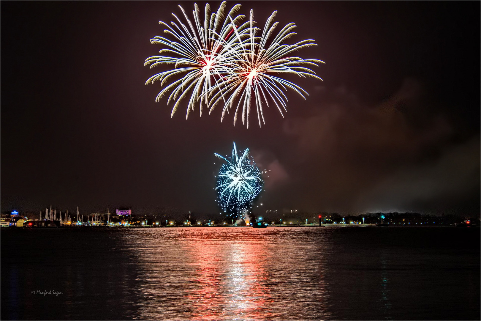 Silvesterfeuerwerk auf der Stralsunder Nordmole... 