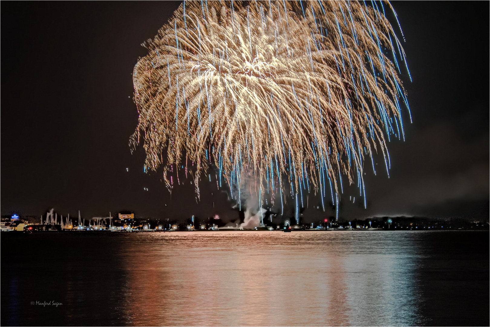 Silvesterfeuerwerk auf der Stralsunder Nordmole... 