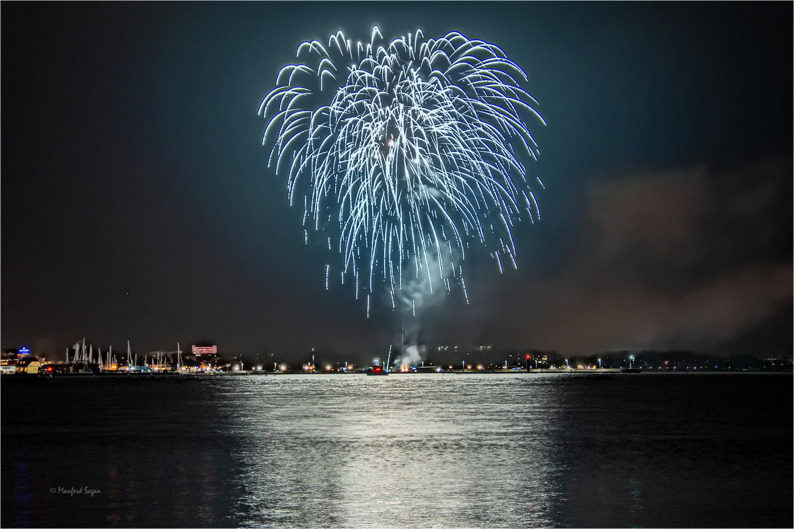 Silvesterfeuerwerk auf der Stralsunder Nordmole... 