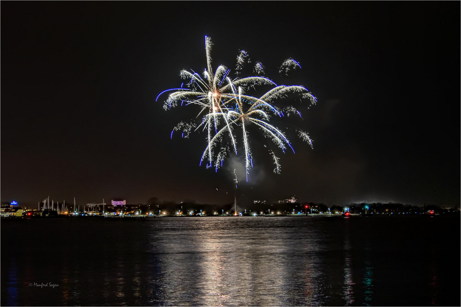 Silvesterfeuerwerk auf der Stralsunder Nordmole... 