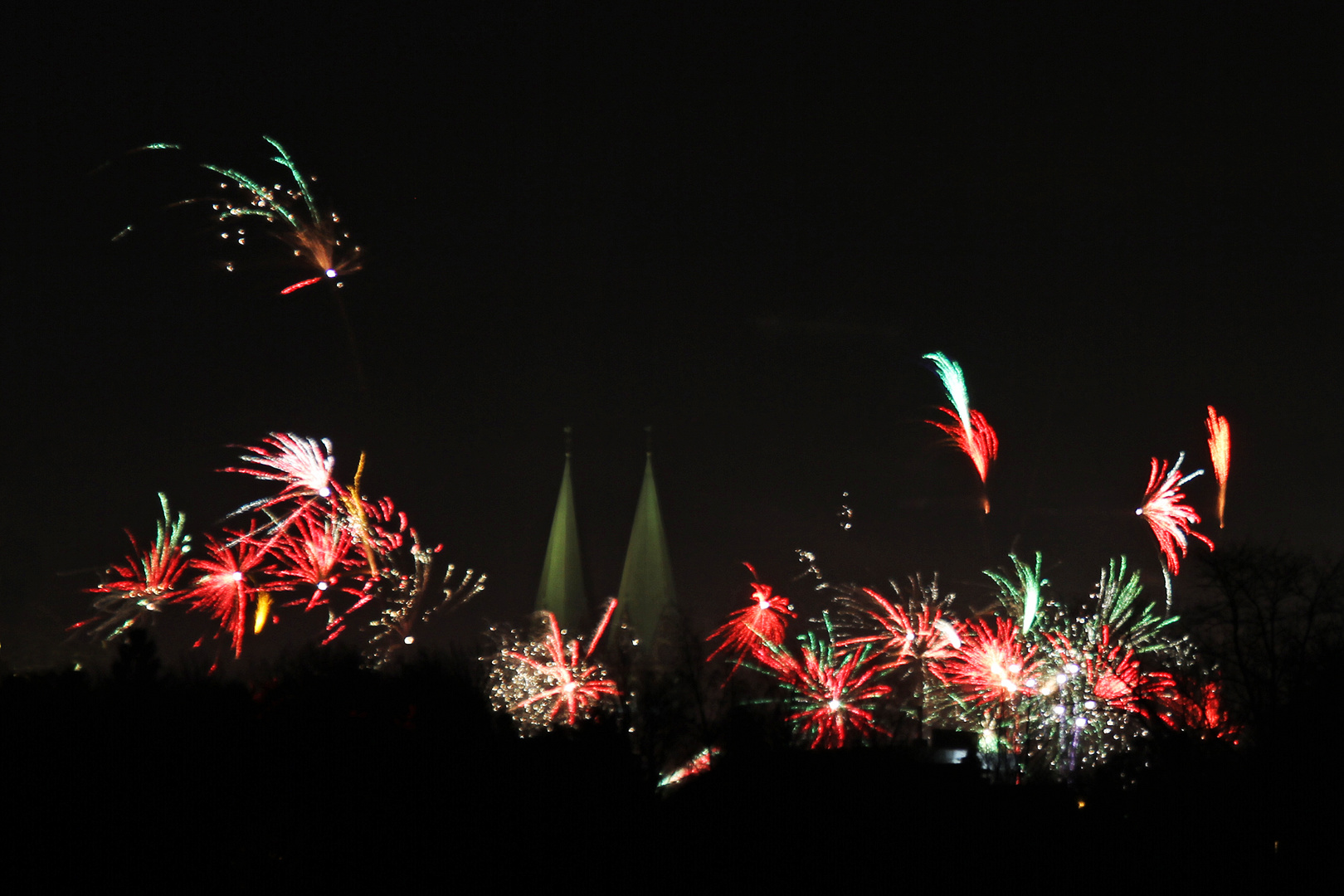 Silvesterfeuerwerk mit Bremer Rathaus im Hintergrund