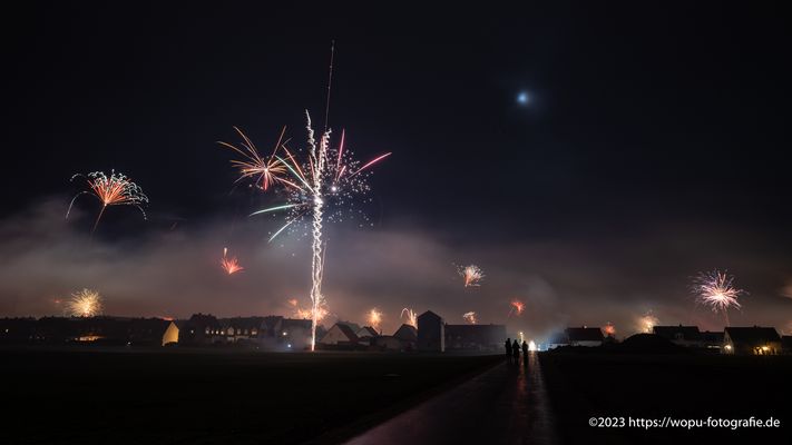 Silvesterfeuerwerk über dem Heimatort