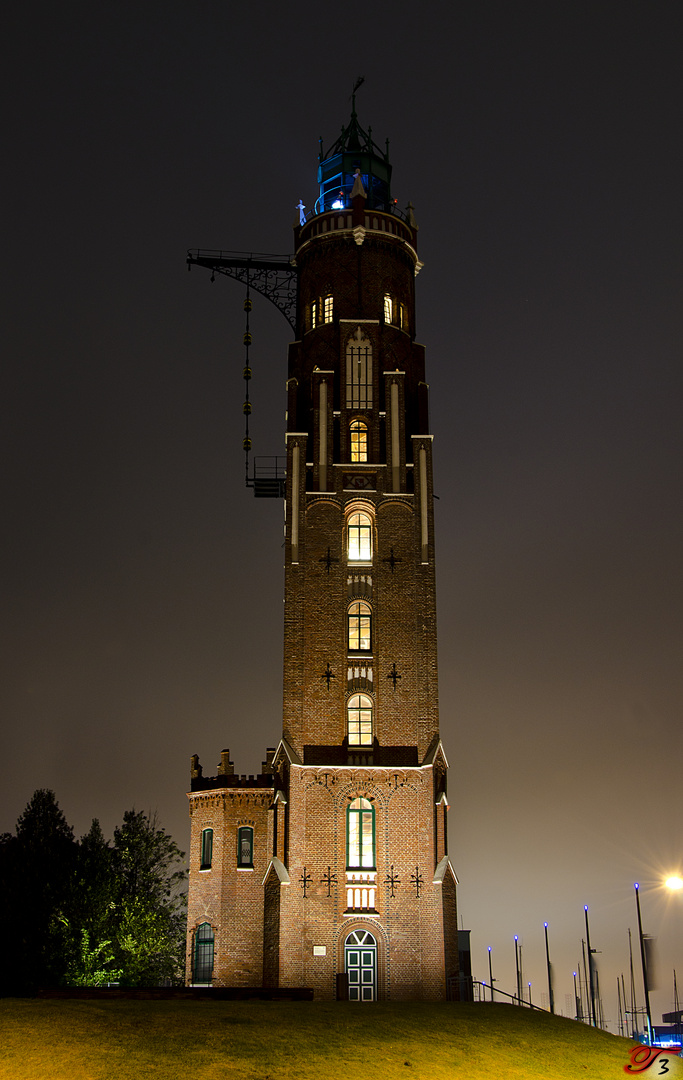 Simon Loschen Turm bei Nacht