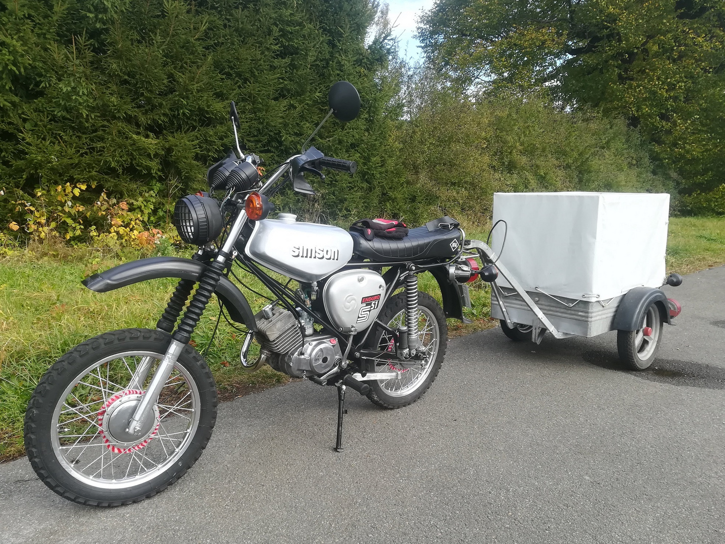 Simson S51 Enduro mit einem MWH/RB Anhänger