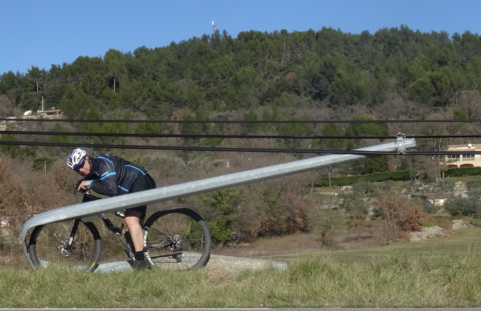 simulation d un accident avec un vtt dans un pilone electrique coucher avec une voiture