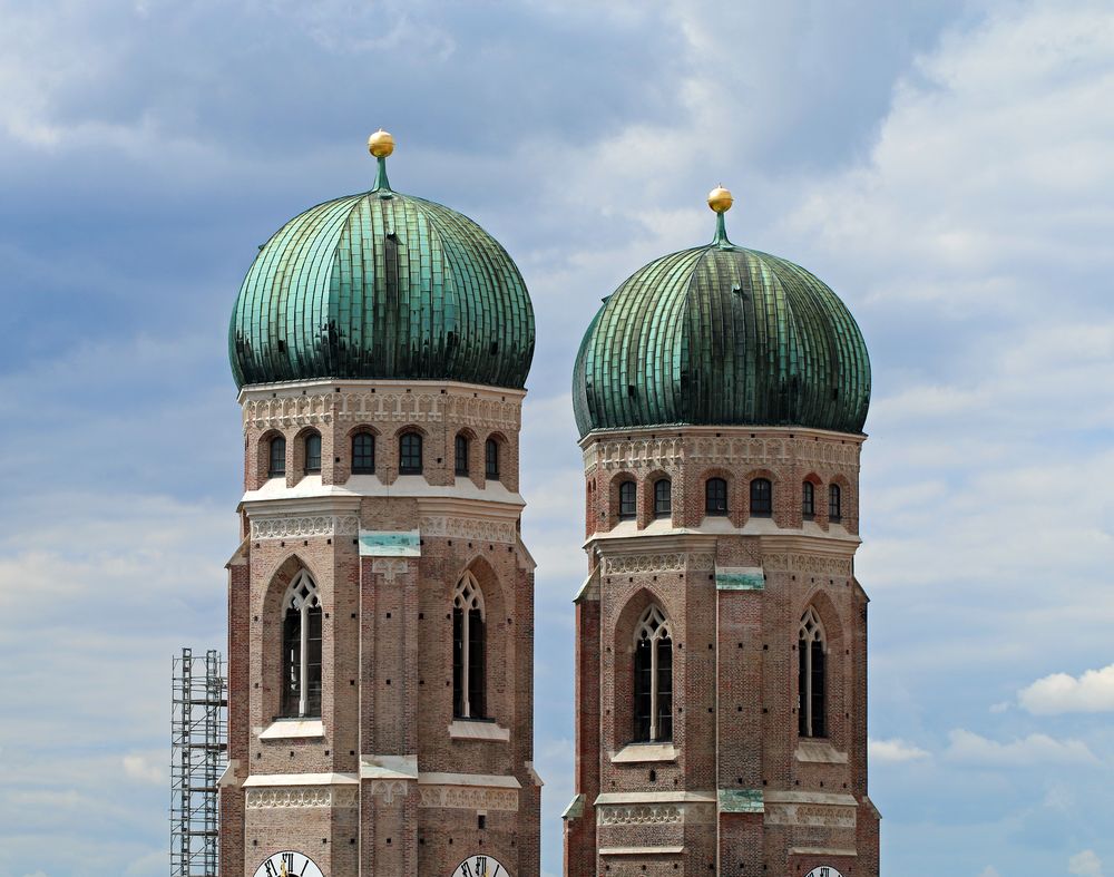 Sind die Frauentürme in München unterschiedlich hoch?