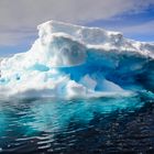 Sinfonie in Blau – Eisberg in der Antarktis