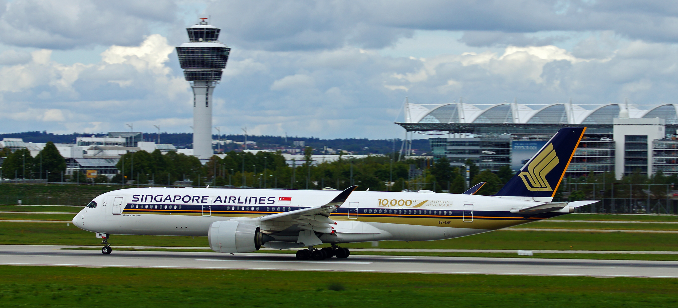 SINGAPORE AIRLINES / 10,000 TH Airbus Airkraft 