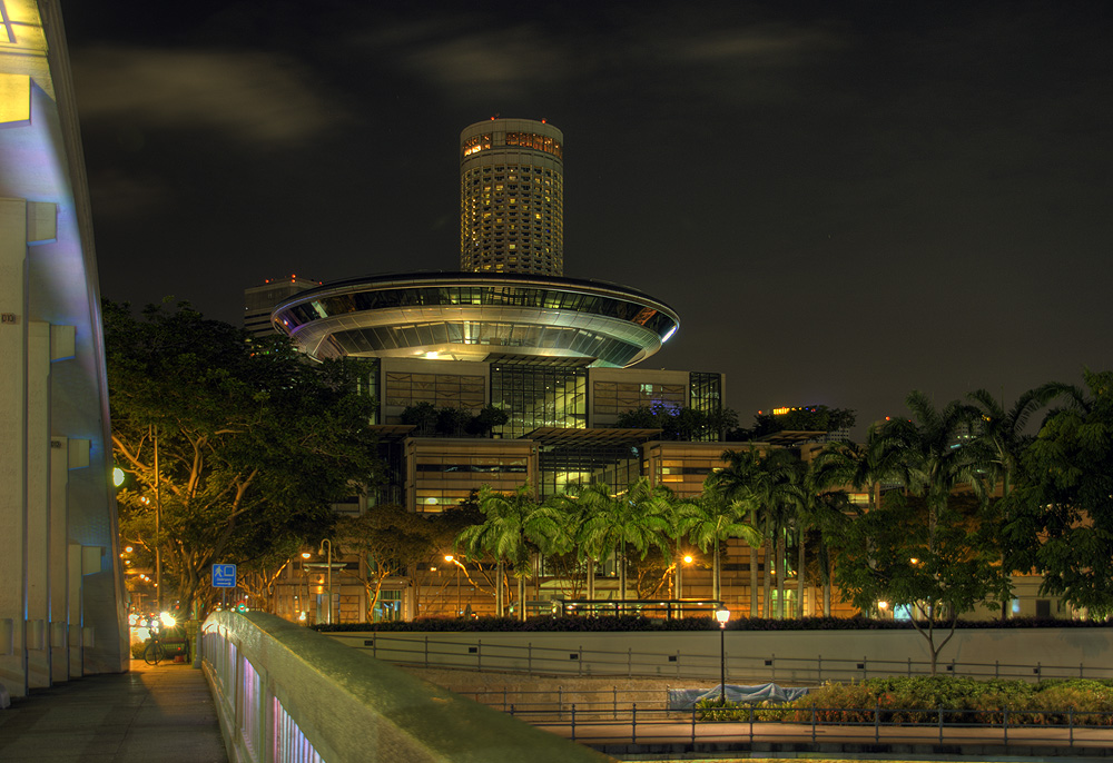 Singapore Boat Quay by night III - Das UFO