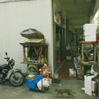 Singapur - Hausaltar, Motorrad, Katze