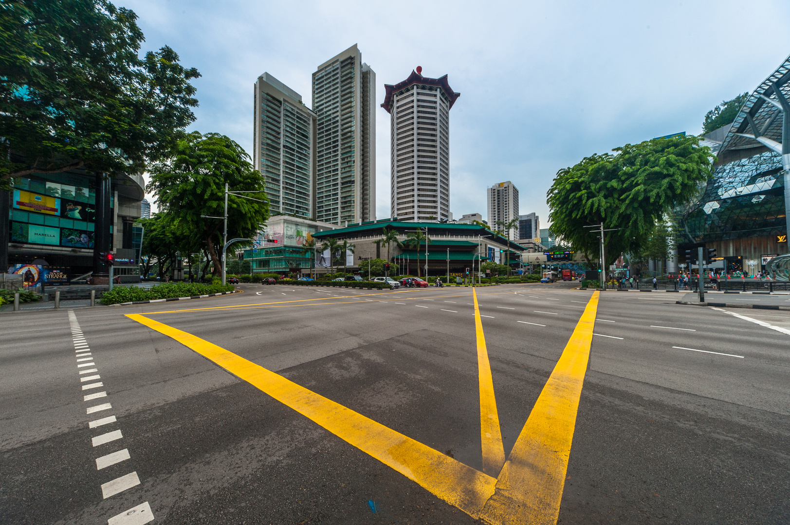 Singapur: Orchard Road, three yellow Stripes