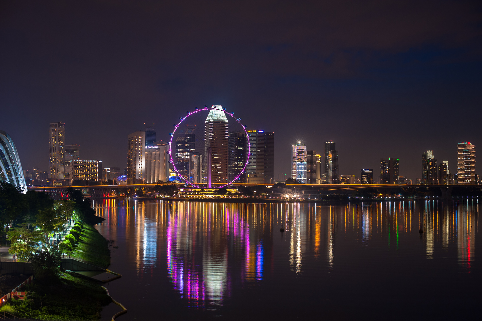 Singapur: Singapore Flyer am Abend