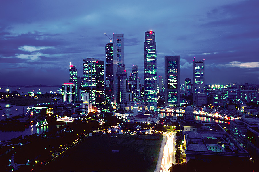 Singapur Skyline zur blauen Stunde